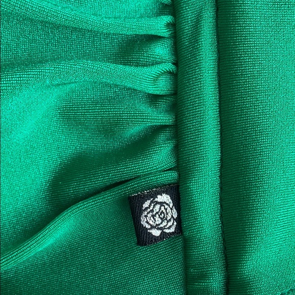 🌙3 FOR $20 
Emerald green twist bikini top- Lg - Picture 3 of 5